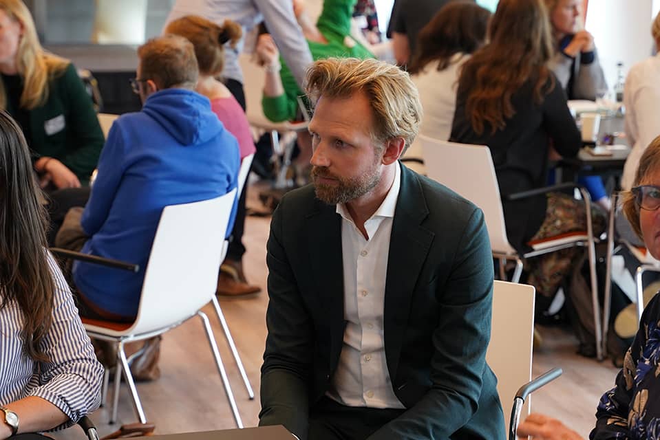 Minister Dennis Wiersma aan tafel met onderwijspersoneel en beleidsmakers OCW