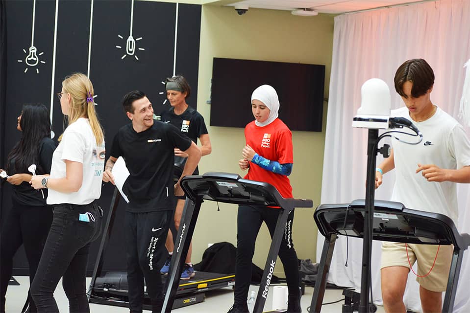 Studenten rennend op een loopband