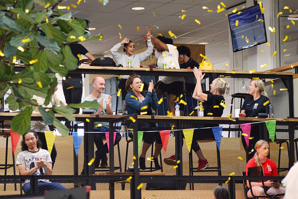 De winnaars van de finaledag vieren hun overwinning