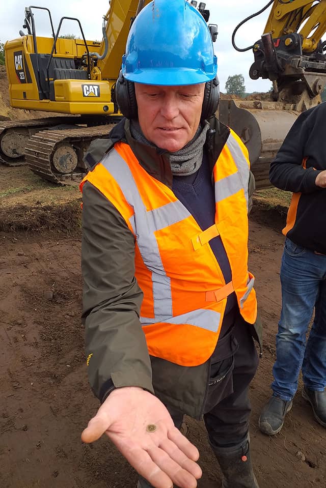 Gerben laat gevonden muntje zien