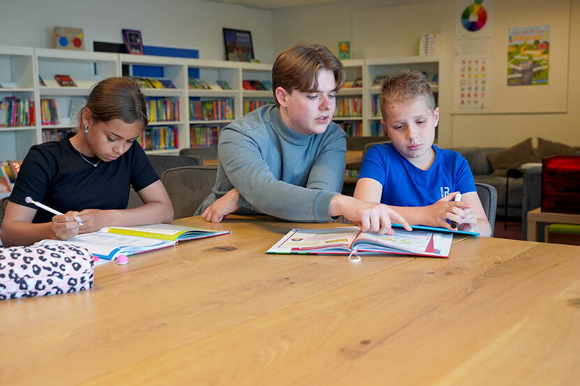 Maks geeft uitleg aan de kinderen