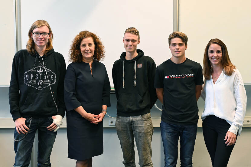 Minister Ingrid van Engelshoven op de foto met leerlingen.
