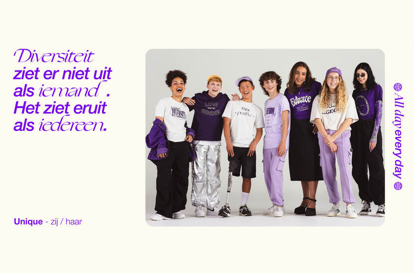 Foto van een groep van zeven jongeren in paarse en witte kleding. Naast hen staat de tekst 'Diversiteit ziet er niet uit als iemand, het ziet eruit als iedereen.' - Unique (zij/haar)