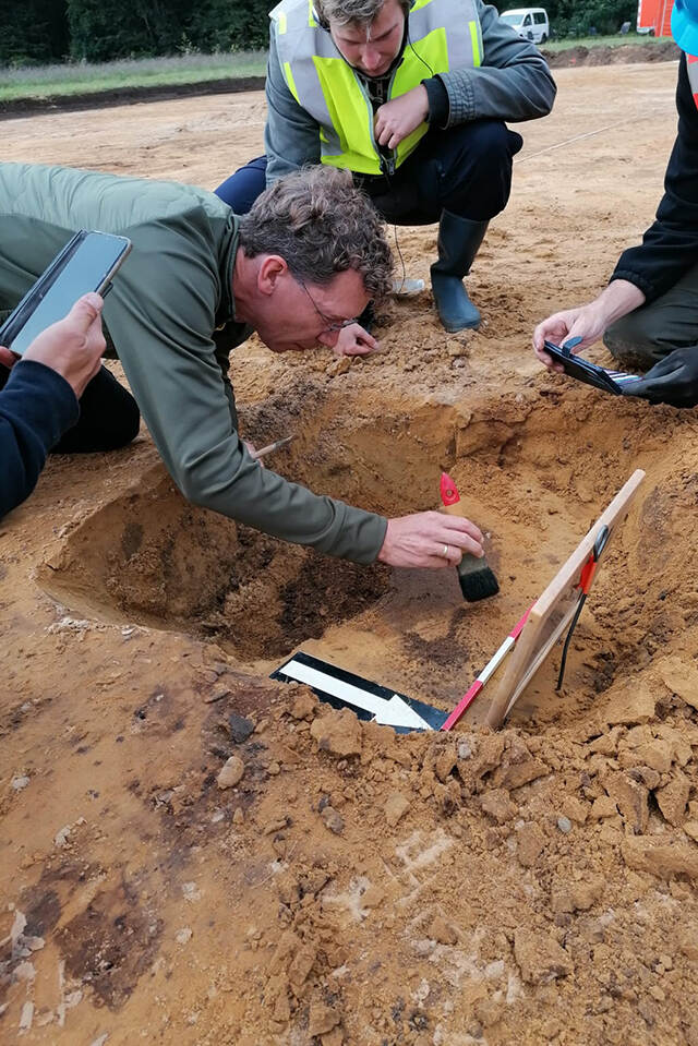 Jan-Willem graaft een object uit wat hij in de grond heeft gevonden