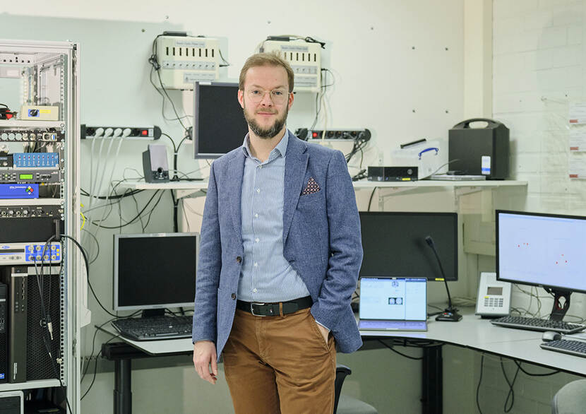 Eelke Spaak staand in een lab met computers