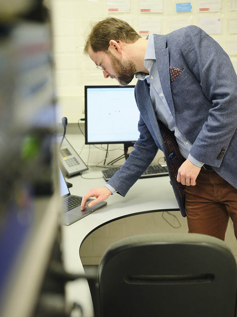 Eelke Spaak typt iets op een laptop